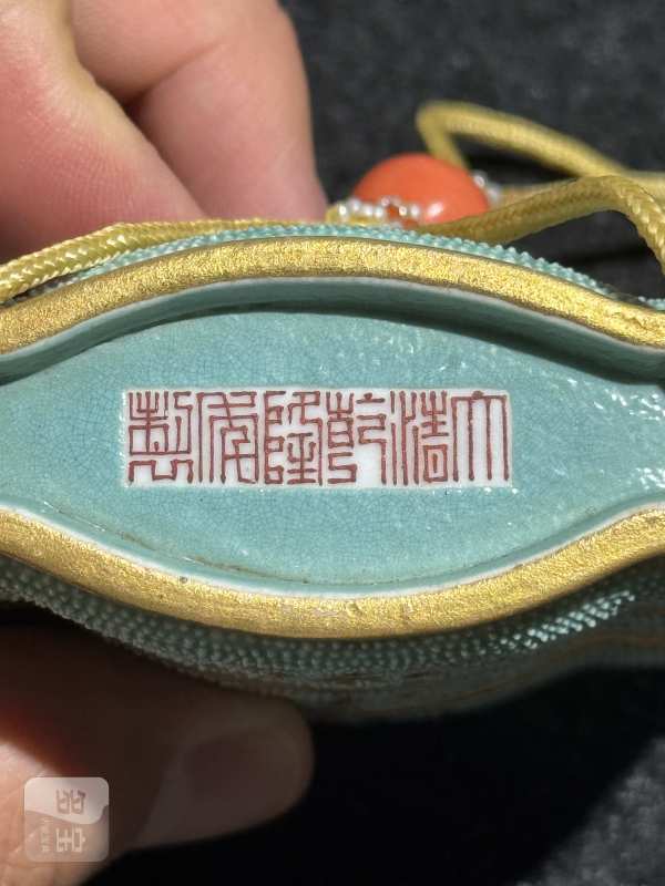 清乾隆 松石绿珍珠地描金花卉纹穿耳火镰盖盒 - 图20